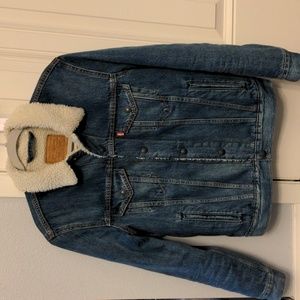 Levi's PREMIUM Sherpa Trucker Jacket Men sz   SMALL Faded Indigo blue